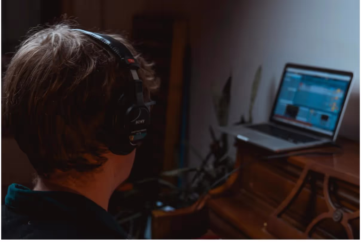 Group Guitar Lessons Vs Online Lessons: Pros And Cons [Compared]